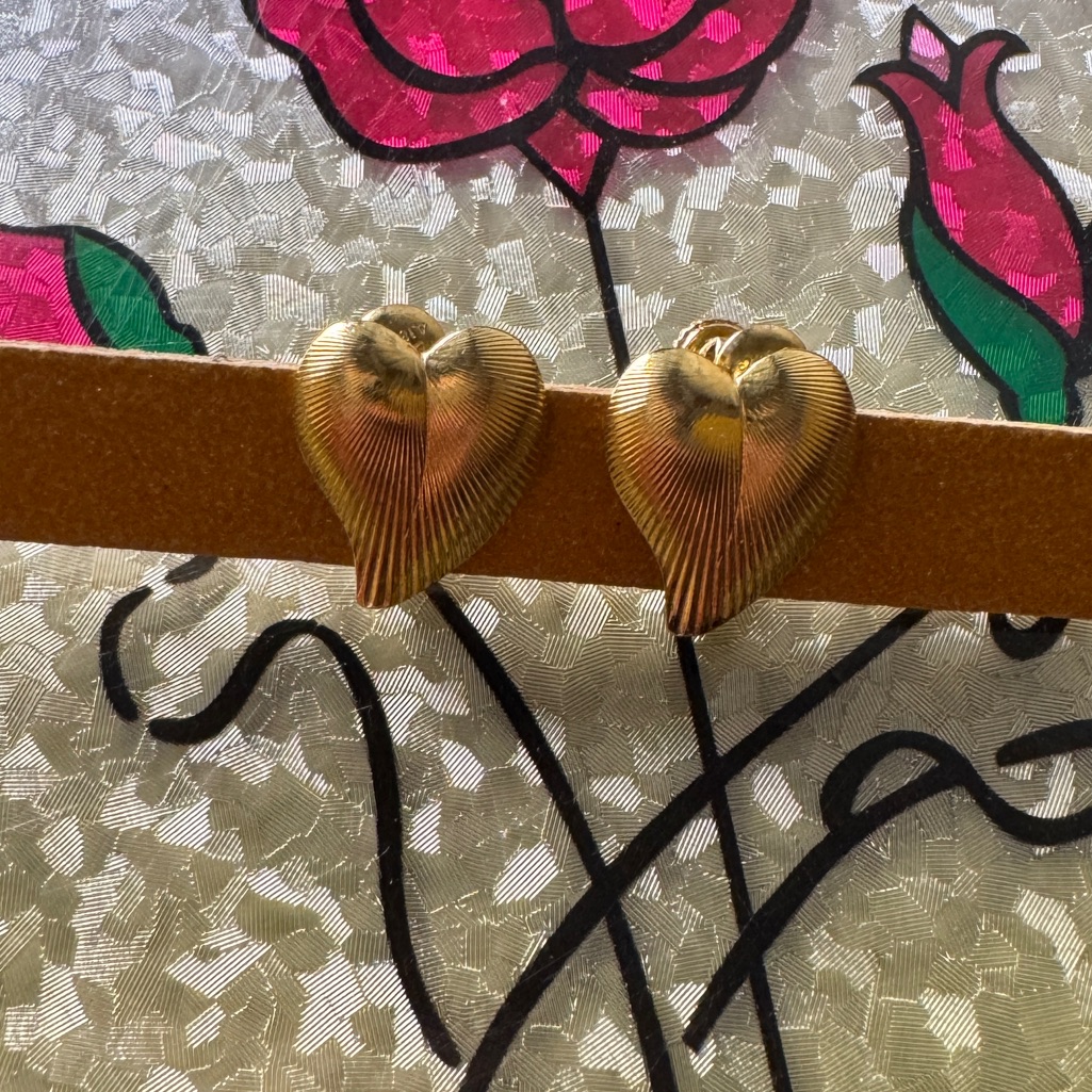 Vintage Heart Screw Back Earrings 11$